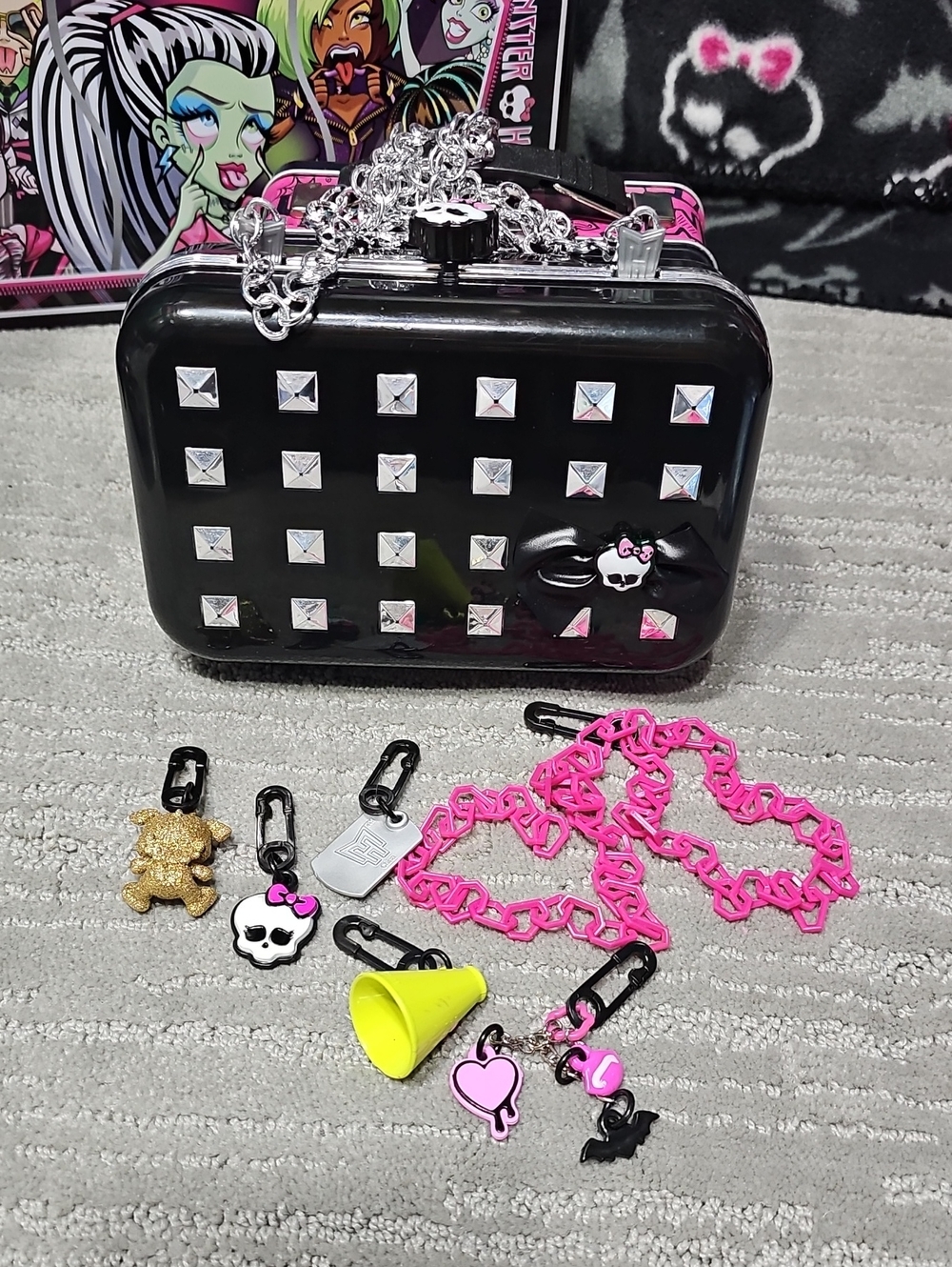 Monster High Studded Purse Ghouls Got Charm Keeper Purse Silver Strap Skulettte